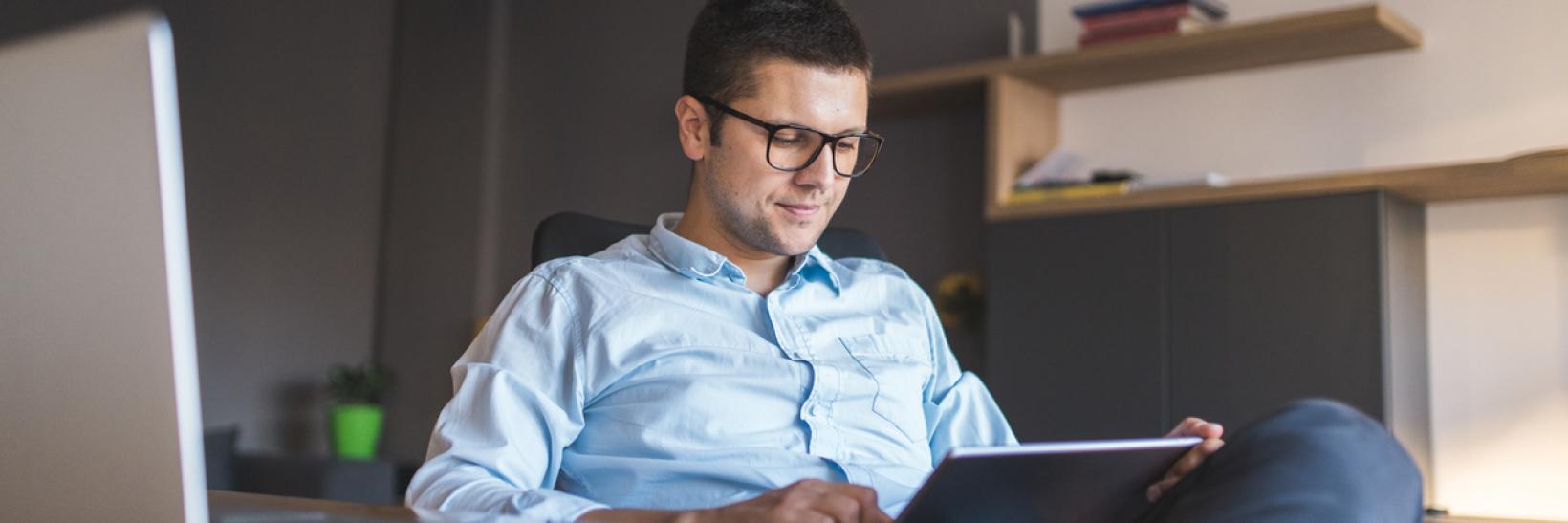 A DSO looking reading on his tablet